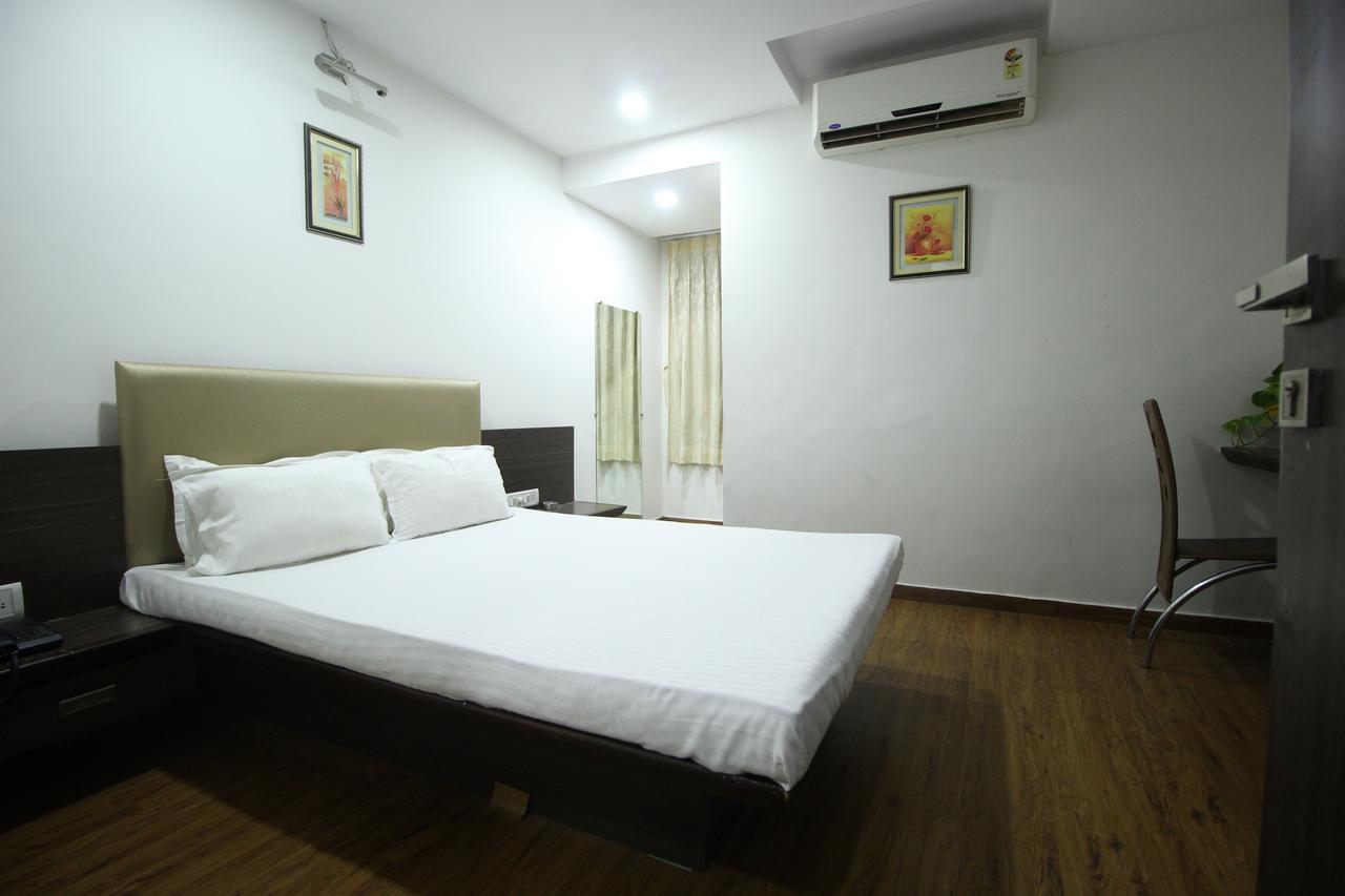 New Rajdhani Hotel Vadodara Exterior foto