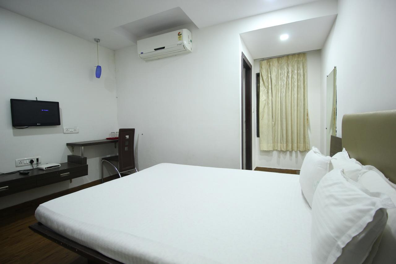 New Rajdhani Hotel Vadodara Exterior foto