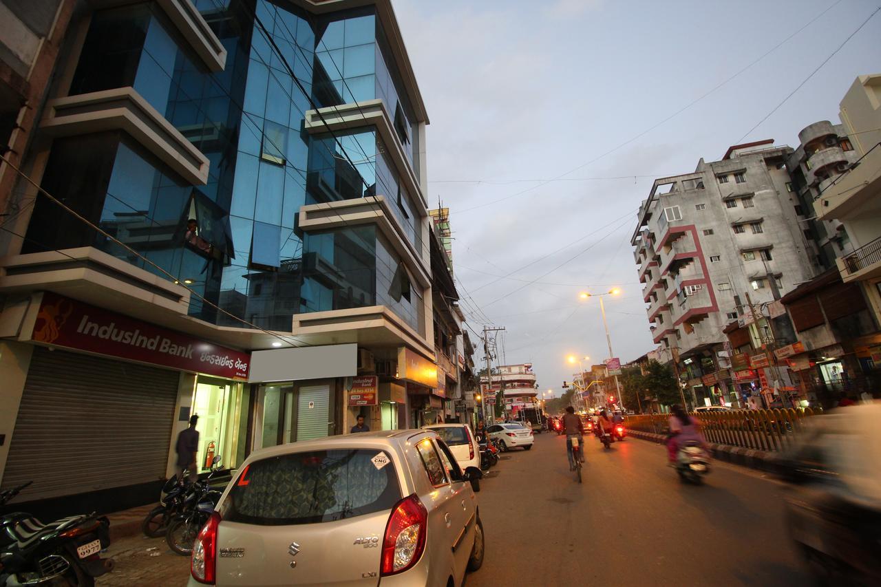 New Rajdhani Hotel Vadodara Exterior foto