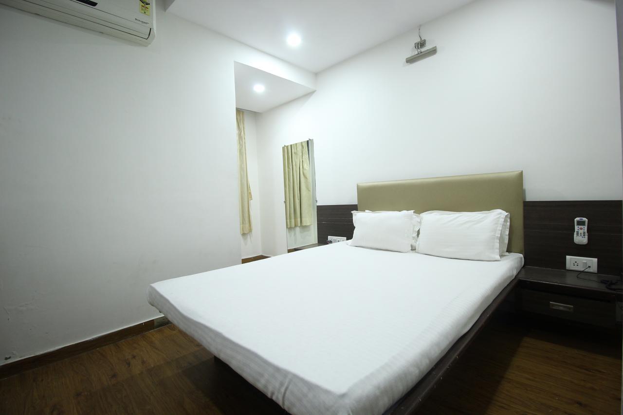 New Rajdhani Hotel Vadodara Exterior foto