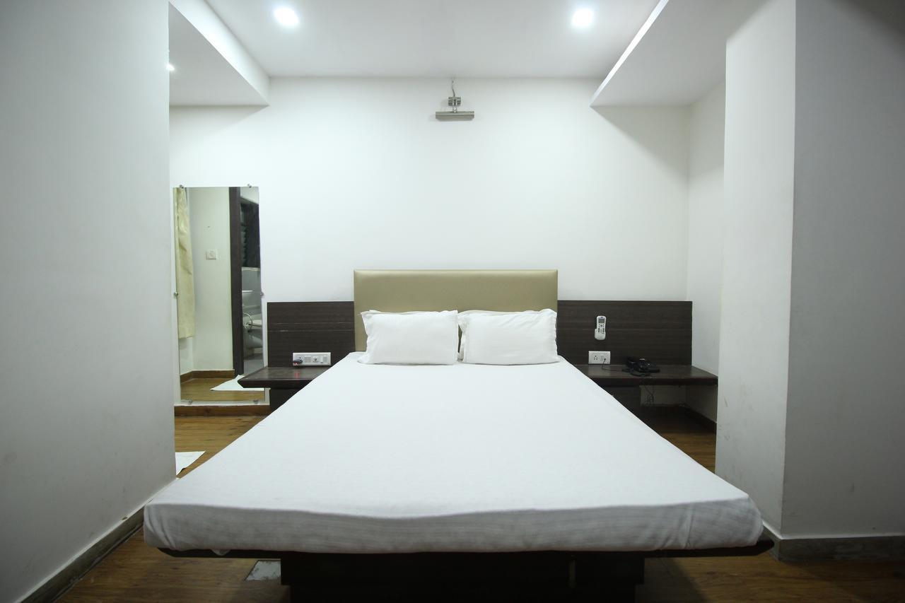 New Rajdhani Hotel Vadodara Exterior foto